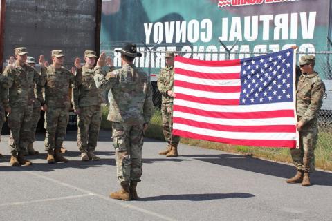UNH ROTC学员手持美国国旗