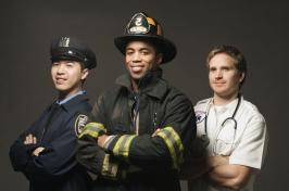 三名急救人员的照片:一名紧急医疗技术人员, 一名消防员, 还有一个警察