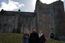 两个主要研究学生和一个主要研究校友在苏格兰的一座城堡前 